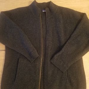 Pategonia full zip sweater